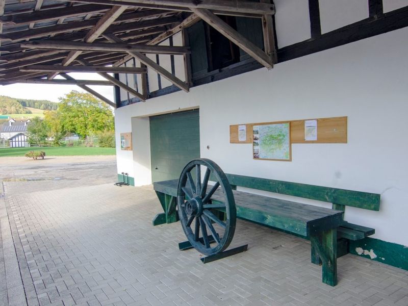 sitzgelegenheit auf dem hof mit wanderinfos sitzgelegenheit auf dem hof mit wanderinfos