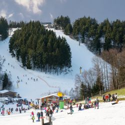 Wintersport im Winterurlaub zwischen Olpe und Winterberg im Sauerland.