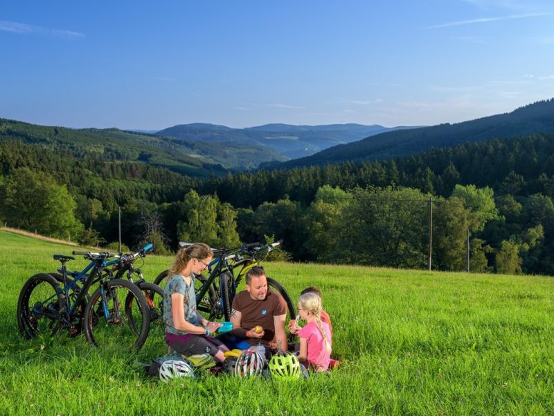 rast beim radfahren in der urlaubsregion lennestadt kirchhundem  kopie  rast beim radfahren in der urlaubsregion lennestadt kirchhundem  kopie